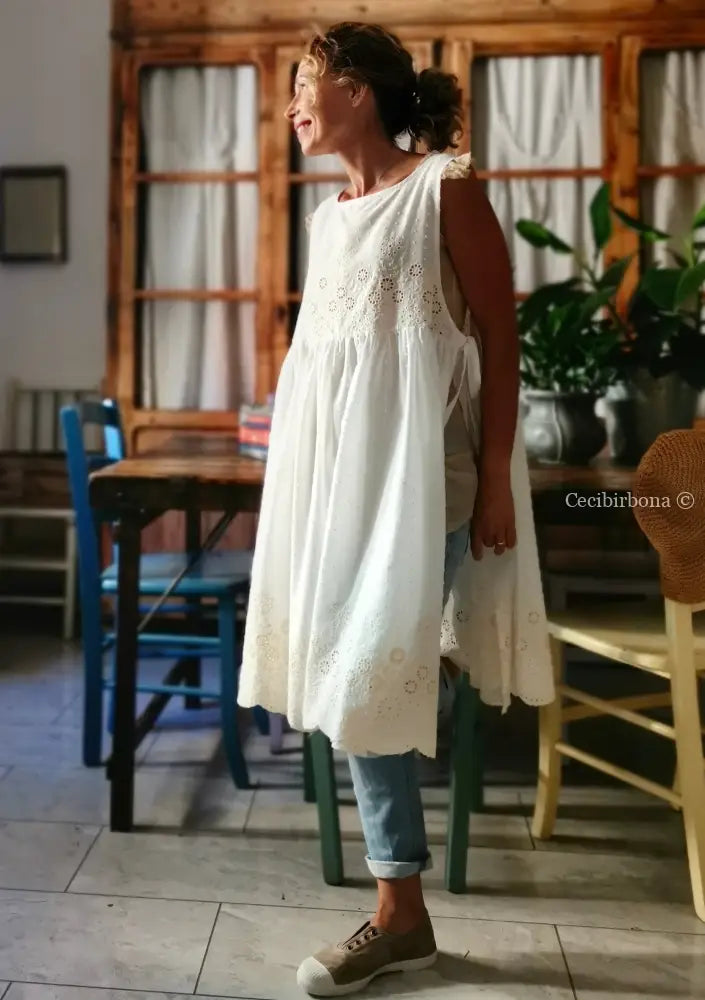 Grembiule in sangallo di cotone plumetis con tasche (Ref. 409) grembiule donna tessuti moderni