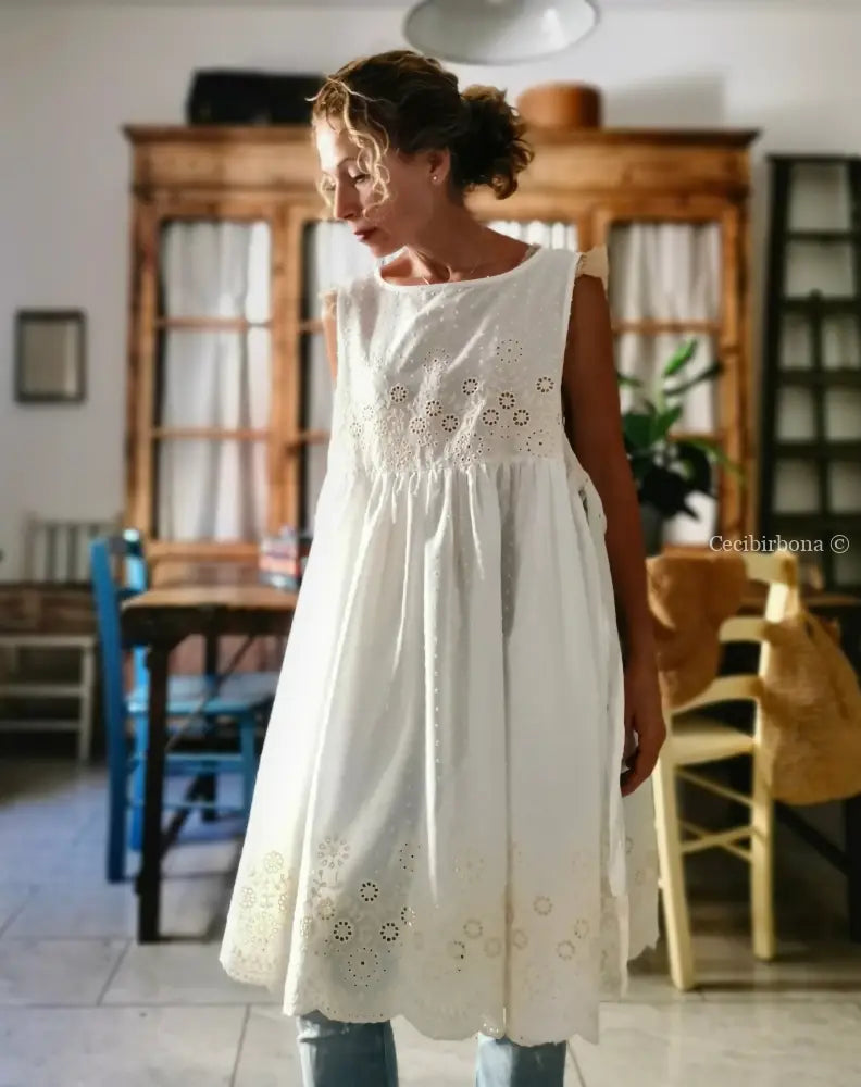 Grembiule in sangallo di cotone plumetis con tasche (Ref. 409) grembiule donna tessuti moderni