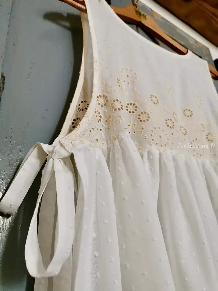 Grembiule in sangallo di cotone plumetis con tasche (Ref. 409) grembiule donna tessuti moderni