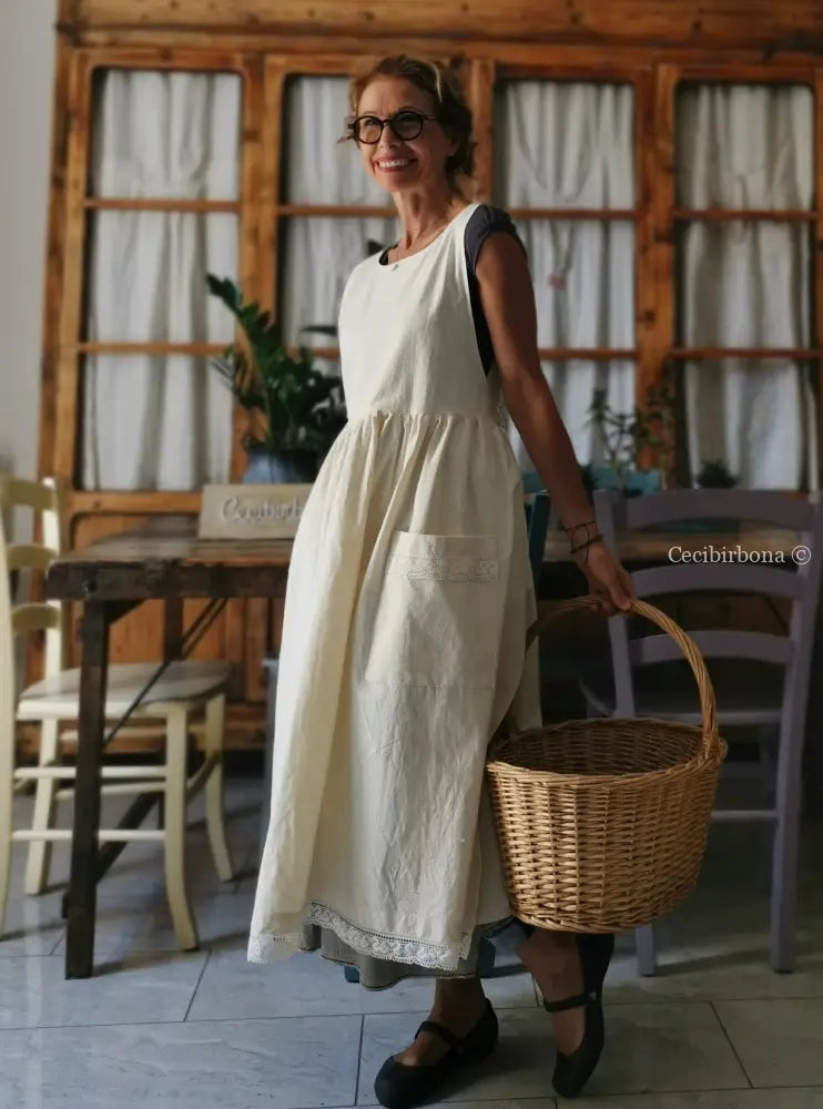 Grembiule in tela di ghinea ricamata con trina (Ref. 12) grembiule donna tessuti antichi