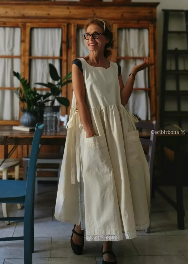 Grembiule in tela di ghinea ricamata con trina (Ref. 12) grembiule donna tessuti antichi