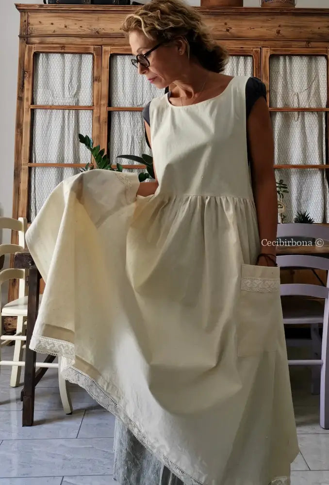 Grembiule in tela di ghinea ricamata con trina (Ref. 12) grembiule donna tessuti antichi