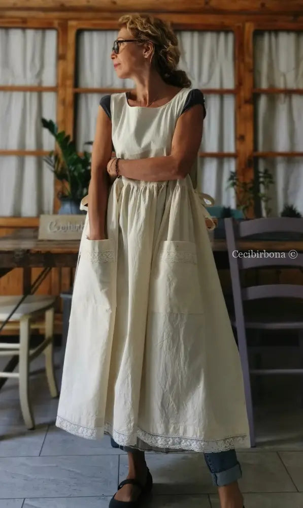 Grembiule in tela di ghinea ricamata con trina (Ref. 12) grembiule donna tessuti antichi