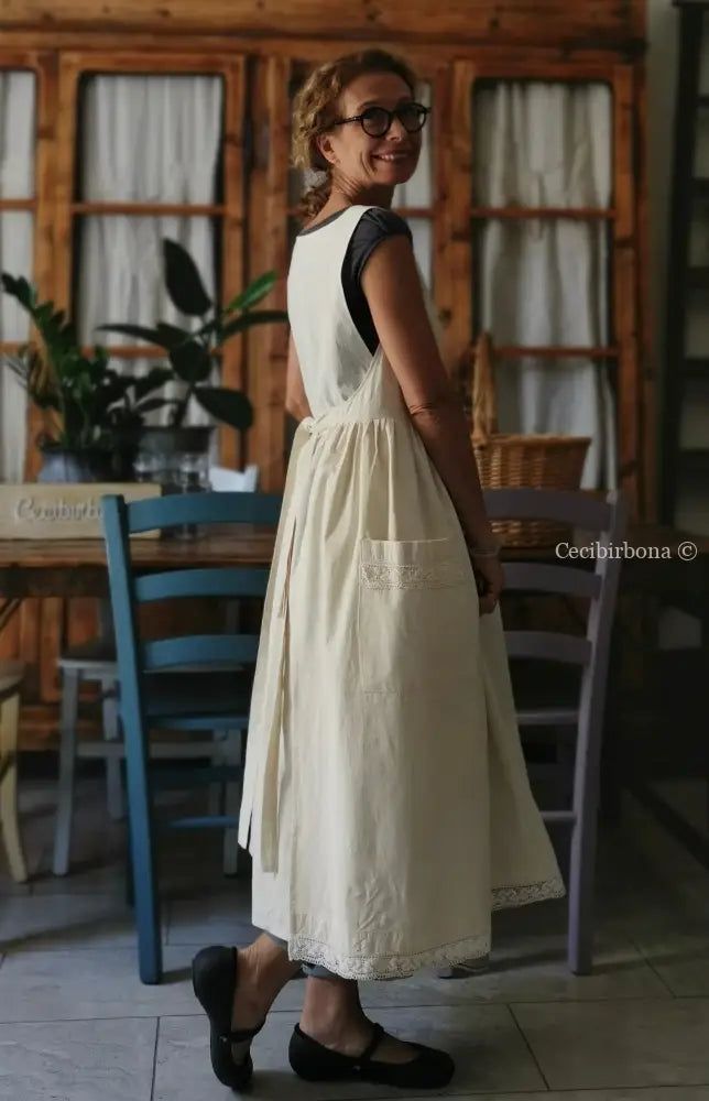 Grembiule in tela di ghinea ricamata con trina (Ref. 12) grembiule donna tessuti antichi