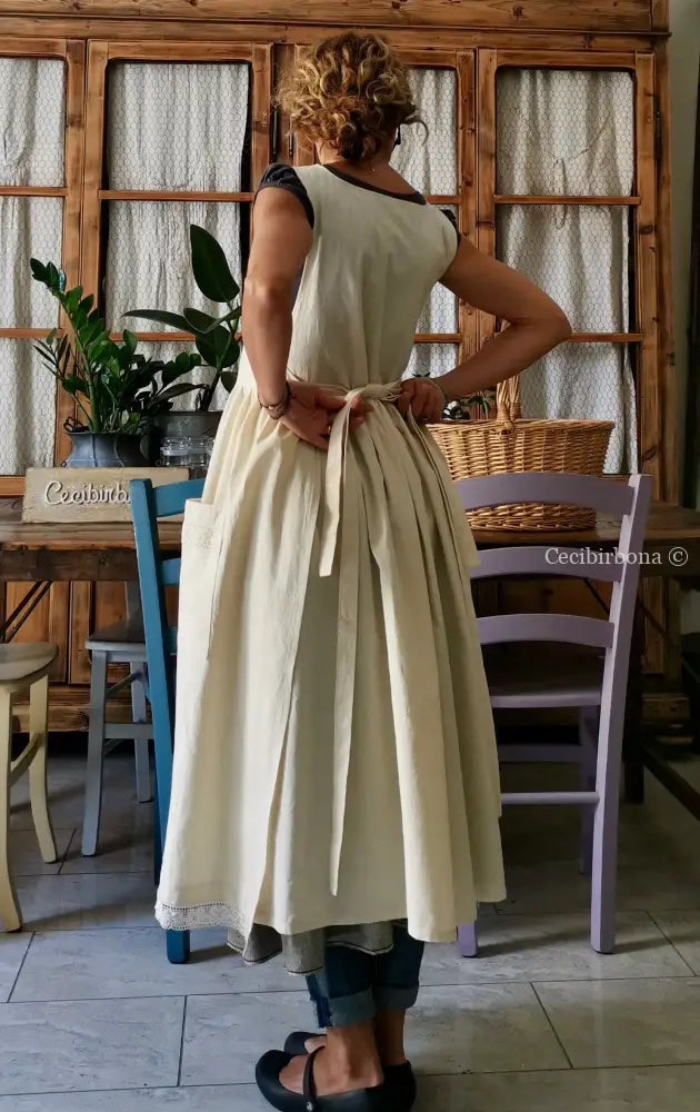 Grembiule in tela di ghinea ricamata con trina (Ref. 12) grembiule donna tessuti antichi