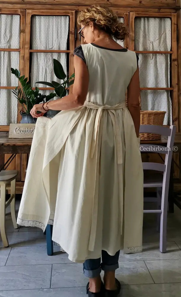 Grembiule in tela di ghinea ricamata con trina (Ref. 12) grembiule donna tessuti antichi