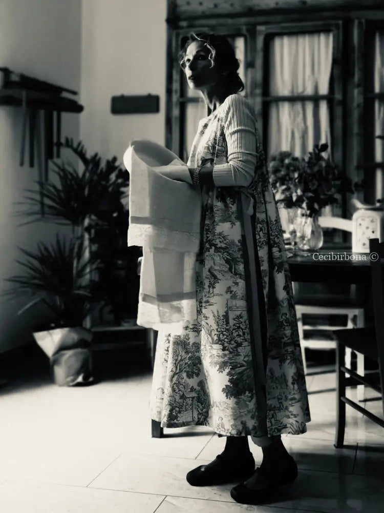 Grembiule in toile de Jouy carta da zucchero con lacci in gros grain (Ref. 333) grembiule donna tessuti moderni