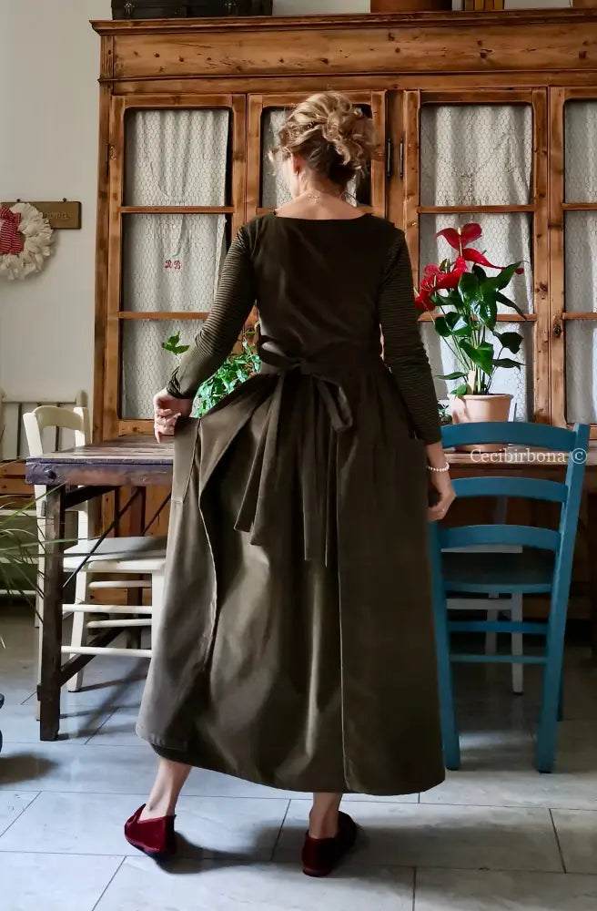 Grembiule in velluto millerighe verde muschio (Ref. 61) grembiule donna tessuti moderni