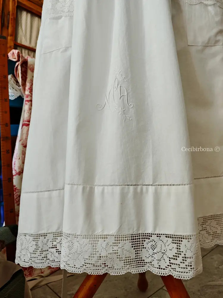 Grembiule lungo da cucina con pizzo e monogramma NCA (Ref. 201) grembiule donna tessuti antichi