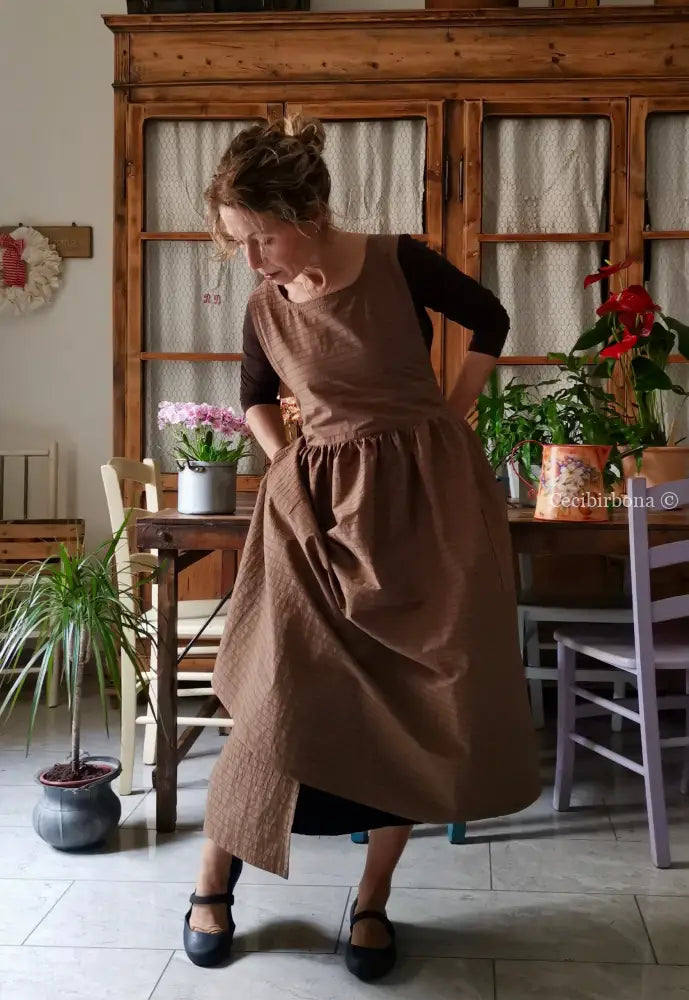 Grembiule marrone gessato (Ref. 490) grembiule donna tessuti moderni