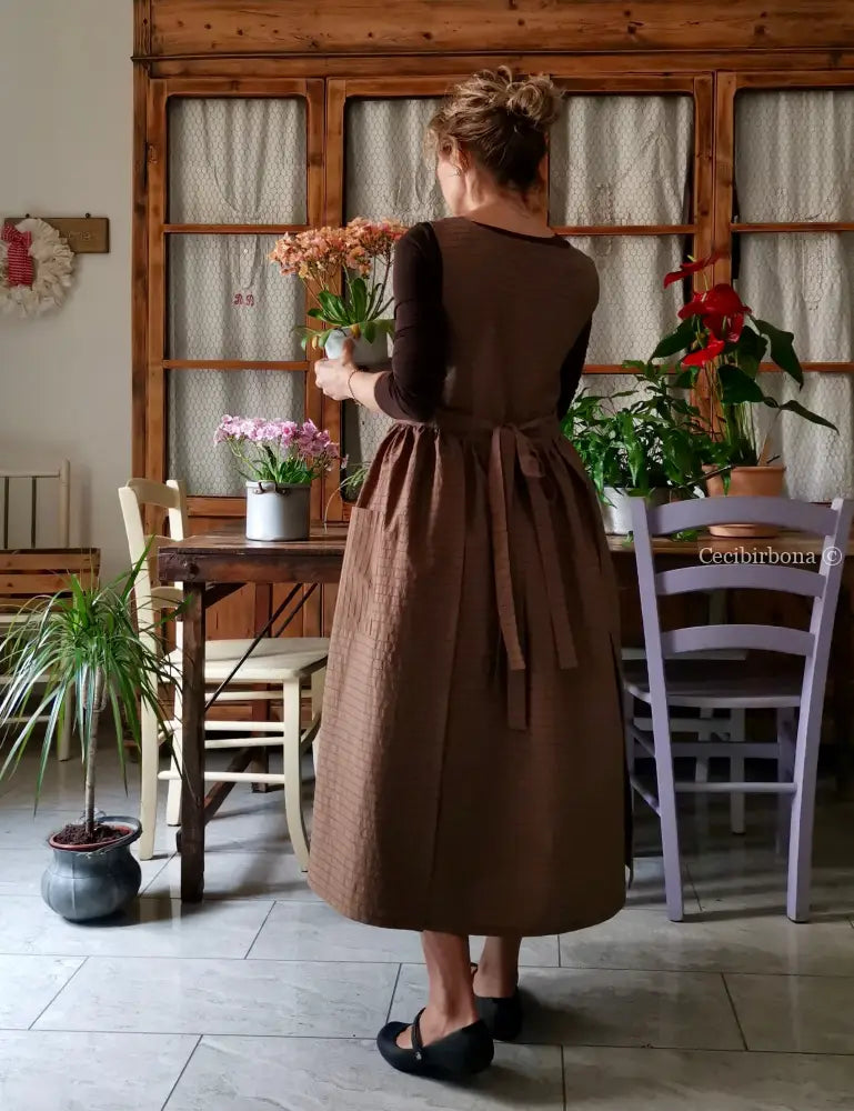 Grembiule marrone gessato (Ref. 490) grembiule donna tessuti moderni