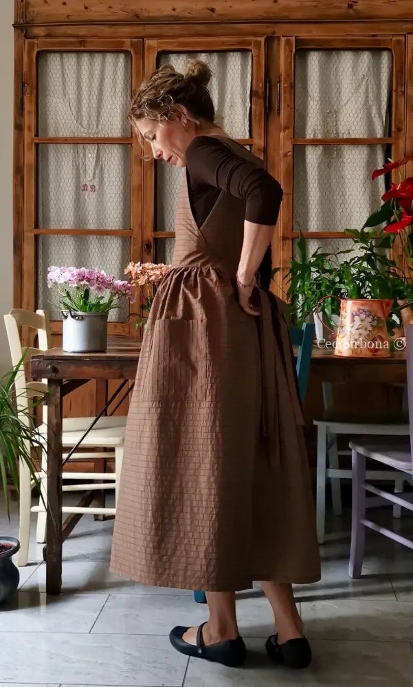 Grembiule marrone gessato (Ref. 490) grembiule donna tessuti moderni