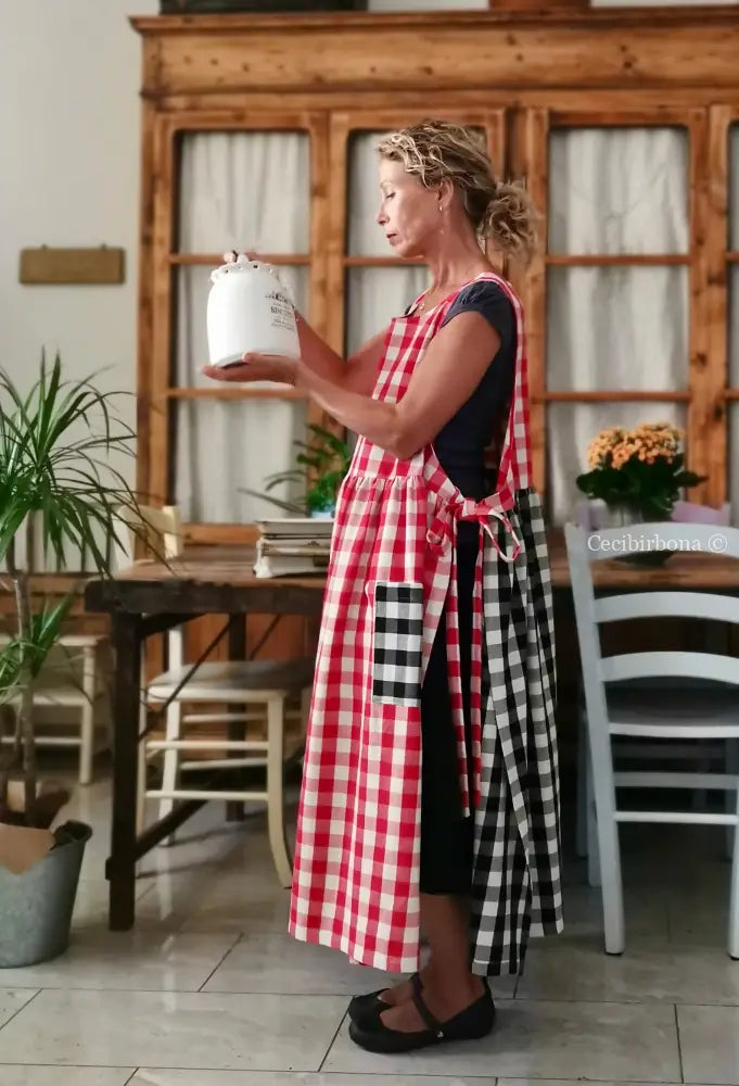 Grembiule patchwork a quadri neri e rossi (Ref. 431) grembiule donna tessuti moderni