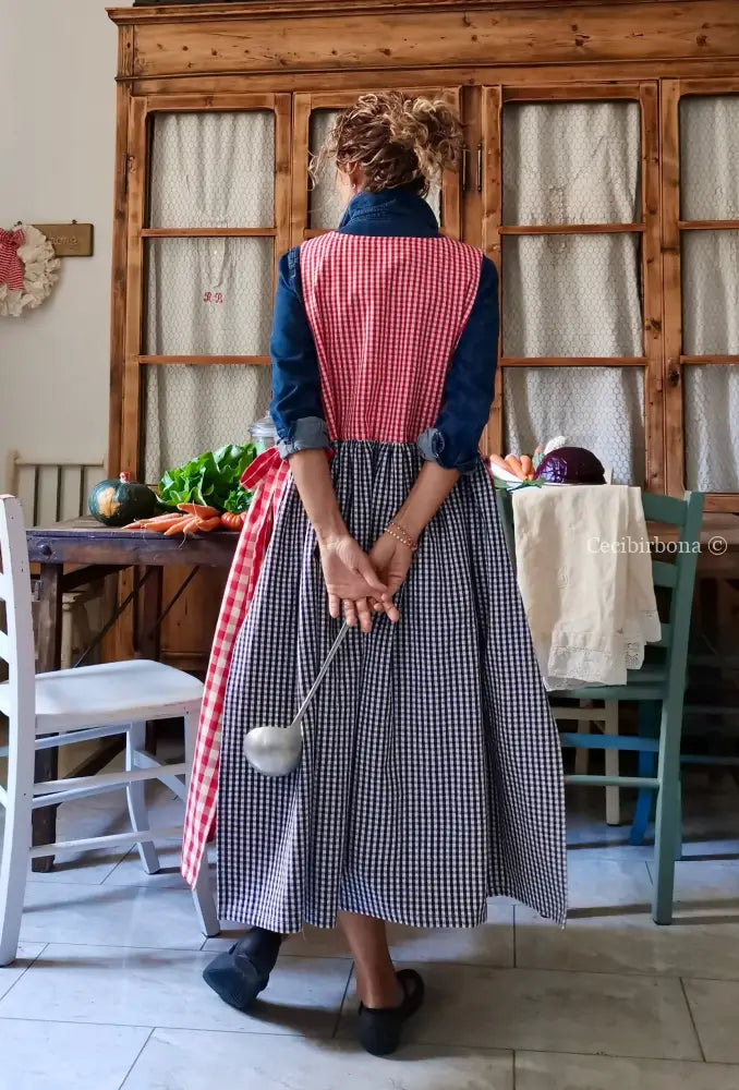 Grembiule patchwork a quadri rossi e blu (Ref. 436) grembiule donna tessuti moderni