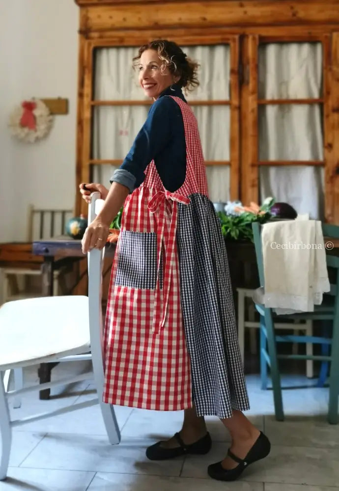 Grembiule patchwork a quadri rossi e blu (Ref. 436) grembiule donna tessuti moderni