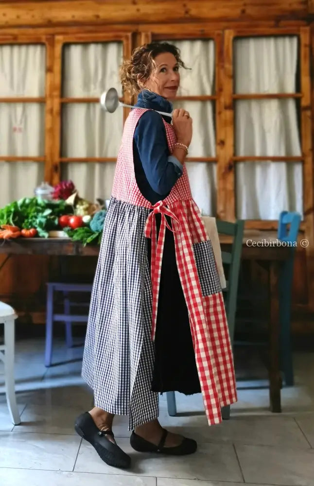 Grembiule patchwork a quadri rossi e blu (Ref. 436) grembiule donna tessuti moderni