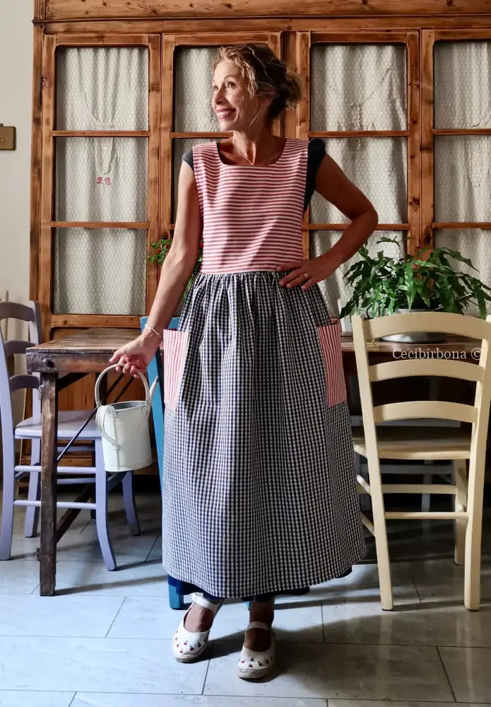 Grembiule patchwork a righe rosse e a quadretti blu (Ref. 535) - grembiule donna tessuti moderni