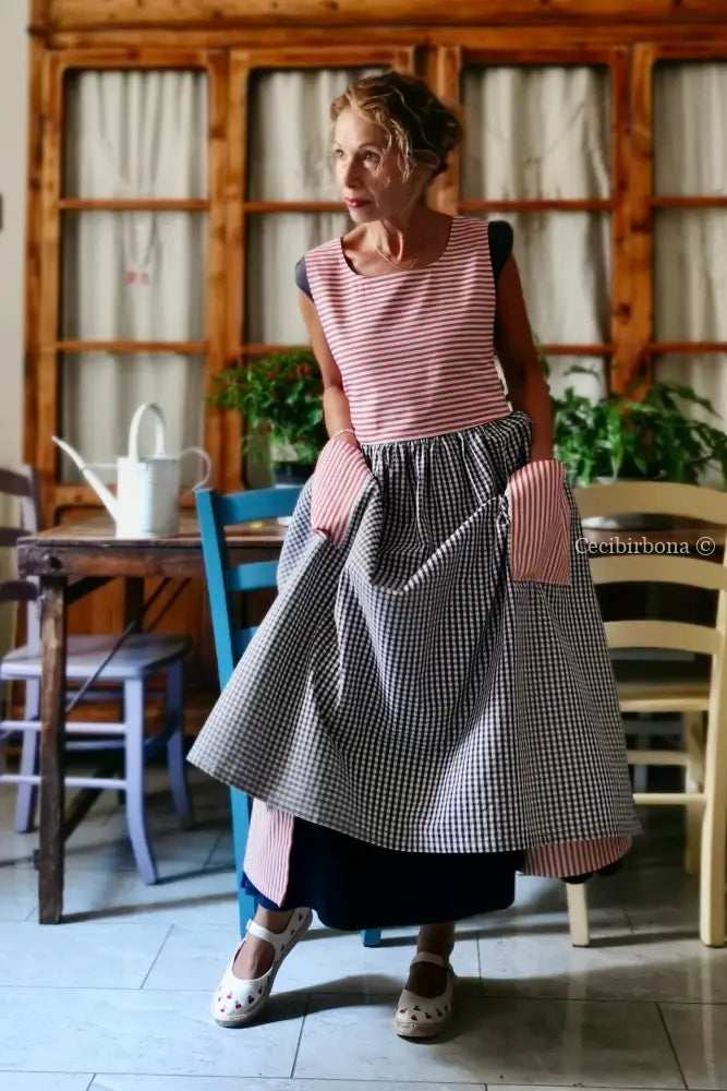 Grembiule patchwork a righe rosse e a quadretti blu (Ref. 535) - grembiule donna tessuti moderni