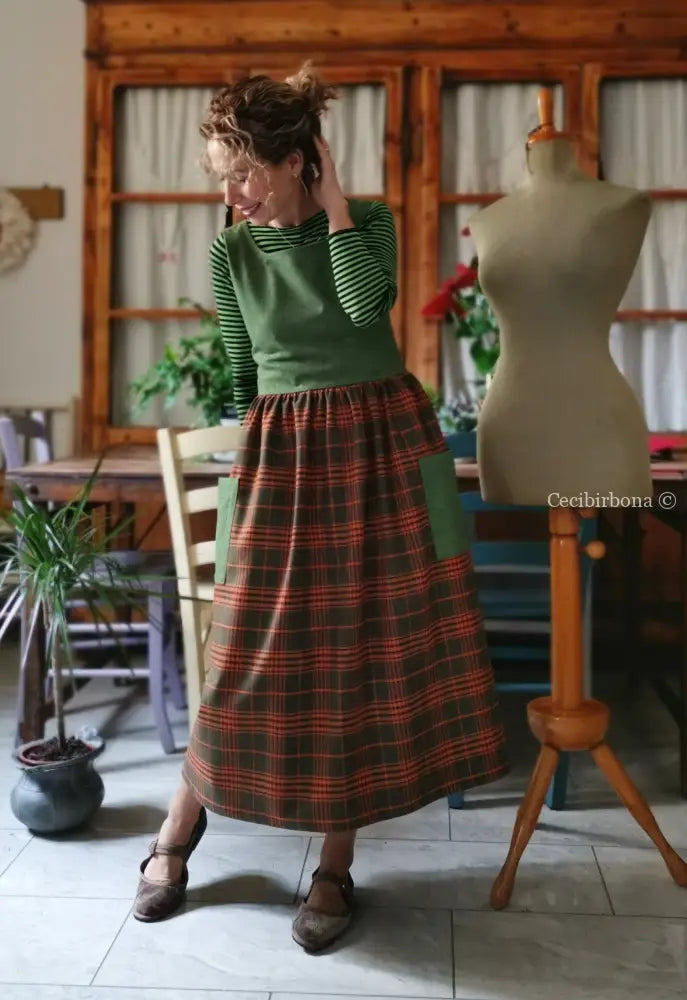 Grembiule patchwork in lana verde e tartan arancio (Ref. 464) grembiule donna tessuti moderni
