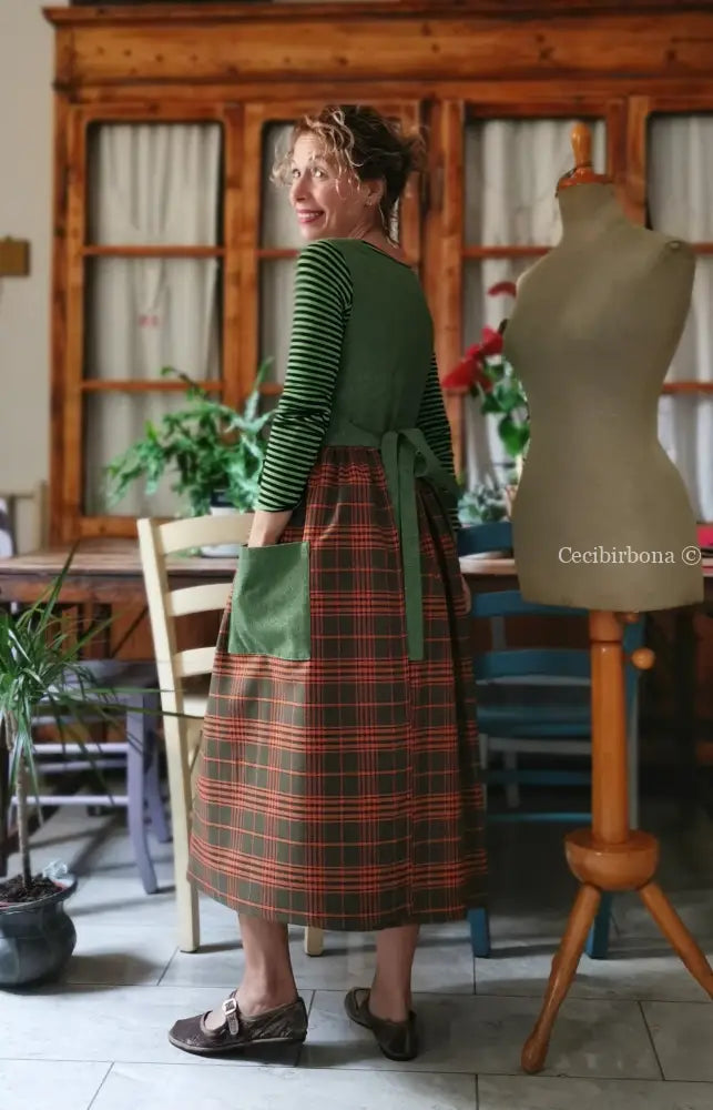 Grembiule patchwork in lana verde e tartan arancio (Ref. 464) grembiule donna tessuti moderni