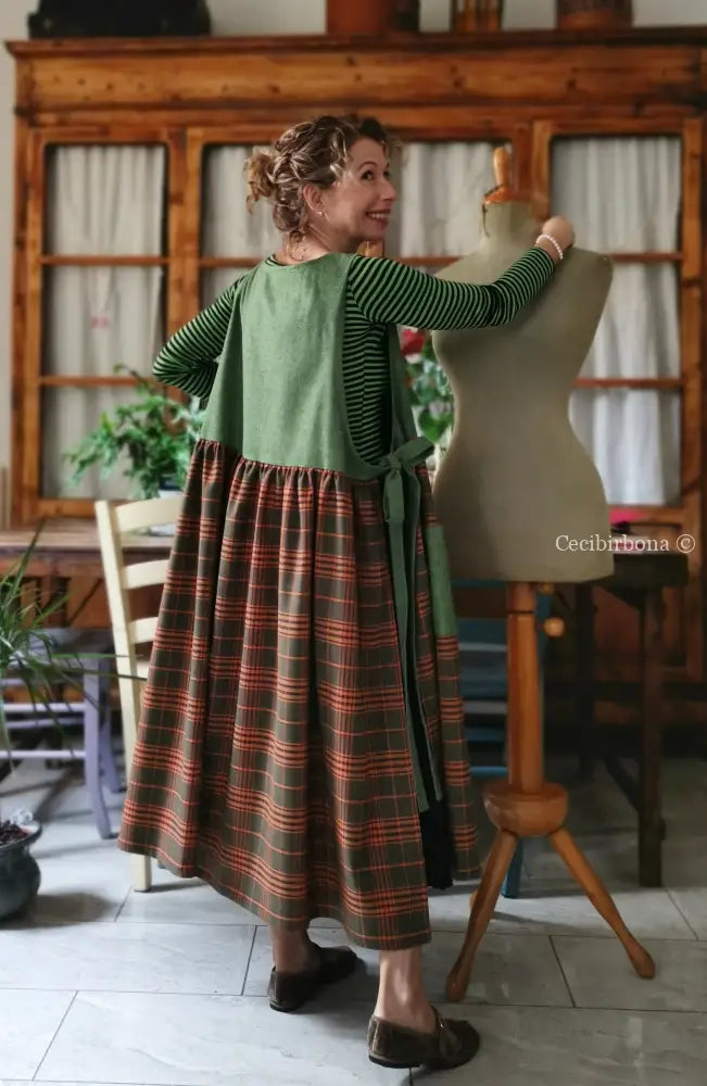 Grembiule patchwork in lana verde e tartan arancio (Ref. 464) grembiule donna tessuti moderni