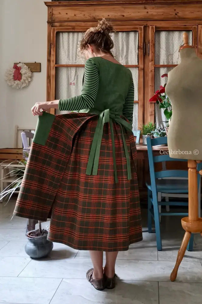 Grembiule patchwork in lana verde e tartan arancio (Ref. 464) grembiule donna tessuti moderni