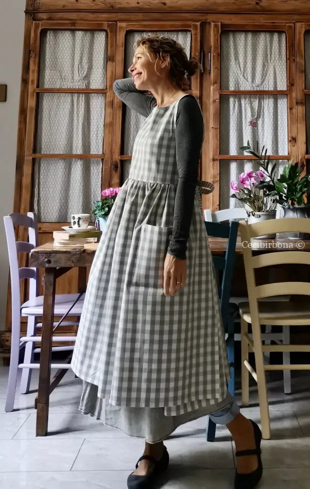 Grembiule per donna in cotone a quadri grigio chiaro e panna con lacci a quadrettini (Ref. 45) grembiule donna tessuti
