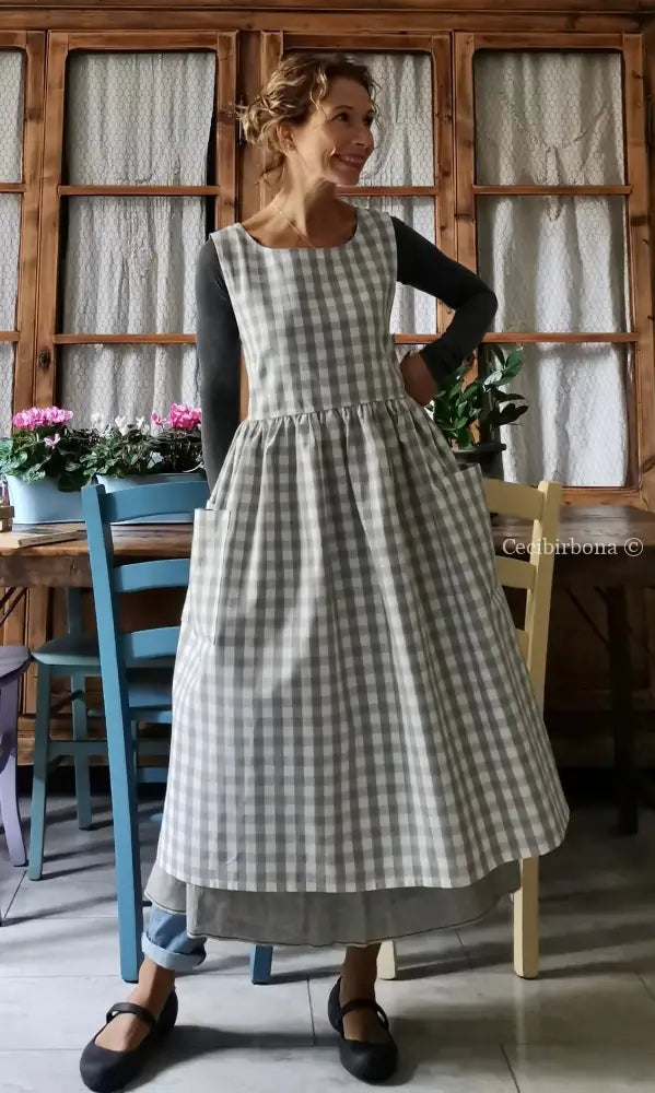 Grembiule per donna in cotone a quadri grigio chiaro e panna con lacci a quadrettini (Ref. 45) grembiule donna tessuti