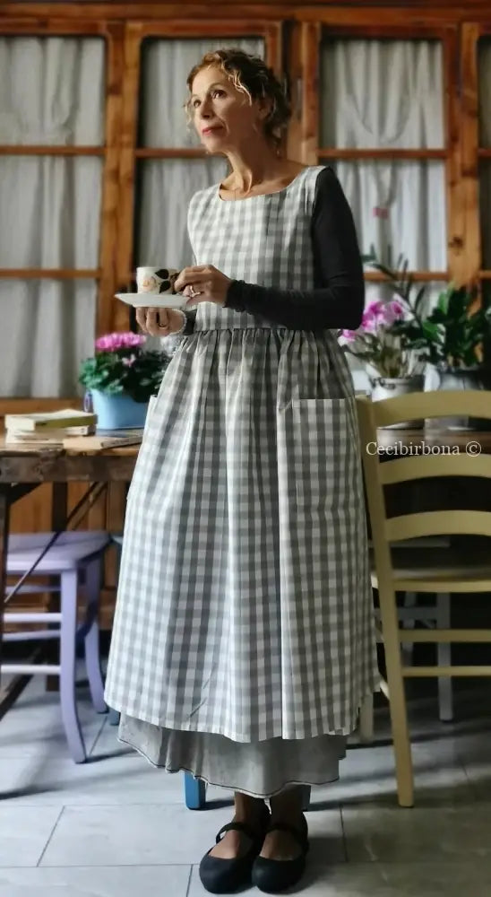 Grembiule per donna in cotone a quadri grigio chiaro e panna con lacci a quadrettini (Ref. 45) grembiule donna tessuti