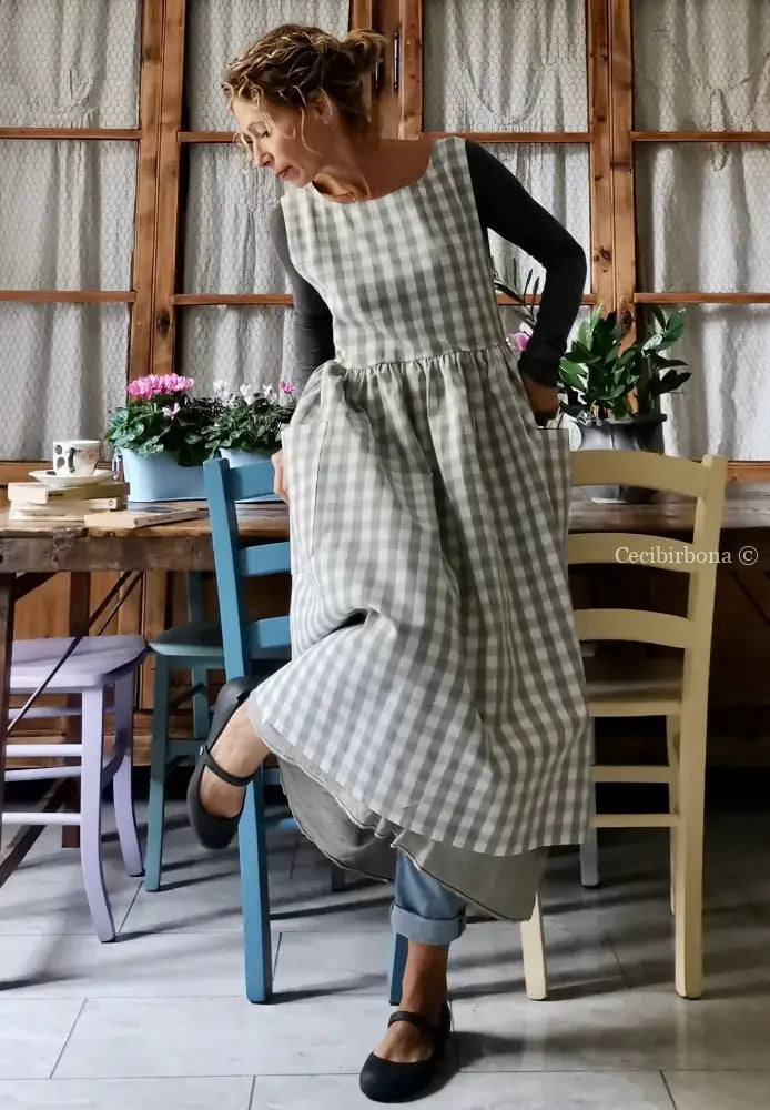 Grembiule per donna in cotone a quadri grigio chiaro e panna con lacci a quadrettini (Ref. 45) grembiule donna tessuti