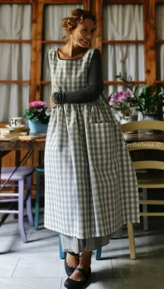 Grembiule per donna in cotone a quadri grigio chiaro e panna con lacci a quadrettini (Ref. 45) grembiule donna tessuti