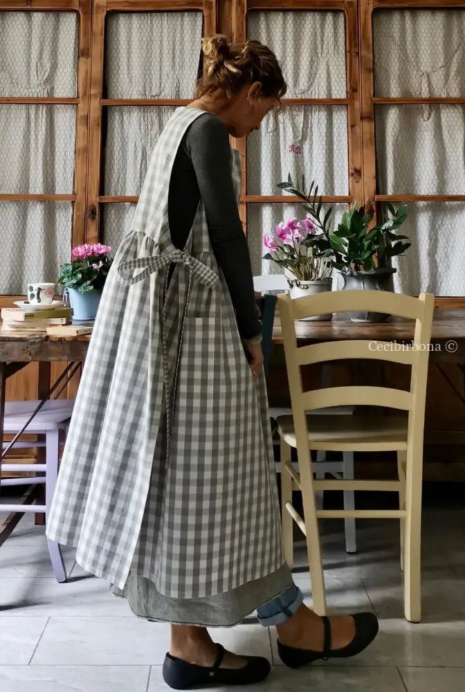 Grembiule per donna in cotone a quadri grigio chiaro e panna con lacci a quadrettini (Ref. 45) grembiule donna tessuti