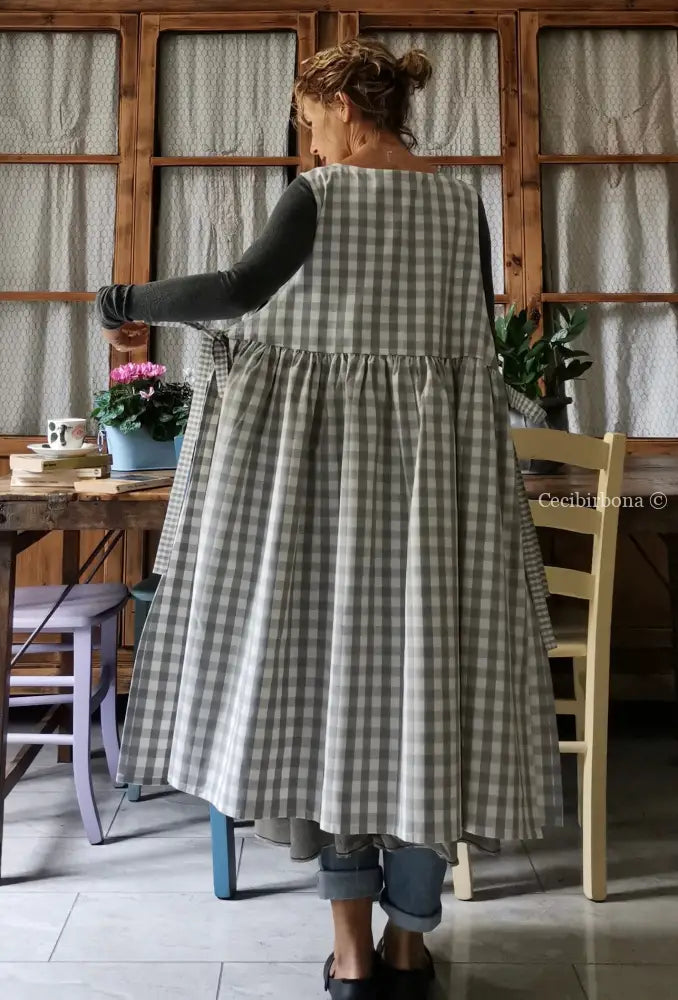 Grembiule per donna in cotone a quadri grigio chiaro e panna con lacci a quadrettini (Ref. 45) grembiule donna tessuti