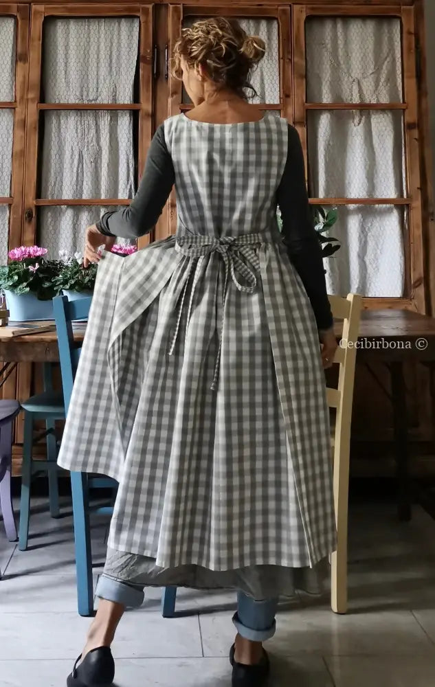 Grembiule per donna in cotone a quadri grigio chiaro e panna con lacci a quadrettini (Ref. 45) grembiule donna tessuti