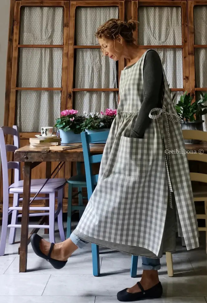 Grembiule per donna in cotone a quadri grigio chiaro e panna con lacci a quadrettini (Ref. 45) grembiule donna tessuti