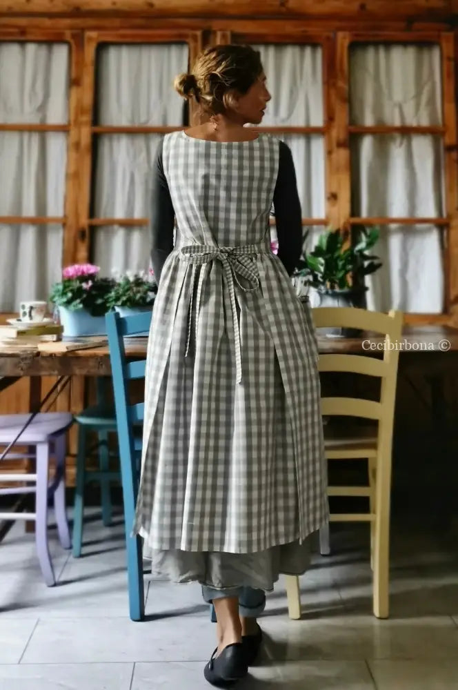 Grembiule per donna in cotone a quadri grigio chiaro e panna con lacci a quadrettini (Ref. 45) grembiule donna tessuti