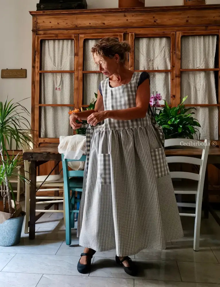 Grembiule per donna in cotone patchwork a quadri grigio chiaro e panna (Ref. 428) grembiule donna tessuti moderni