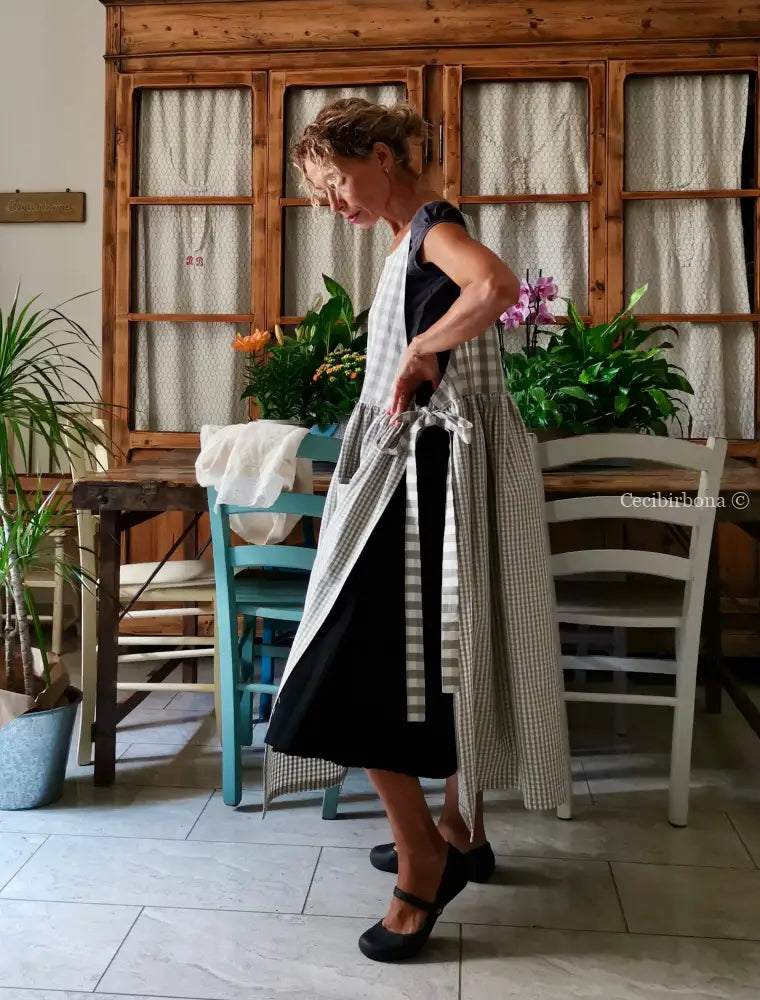 Grembiule per donna in cotone patchwork a quadri grigio chiaro e panna (Ref. 428) grembiule donna tessuti moderni