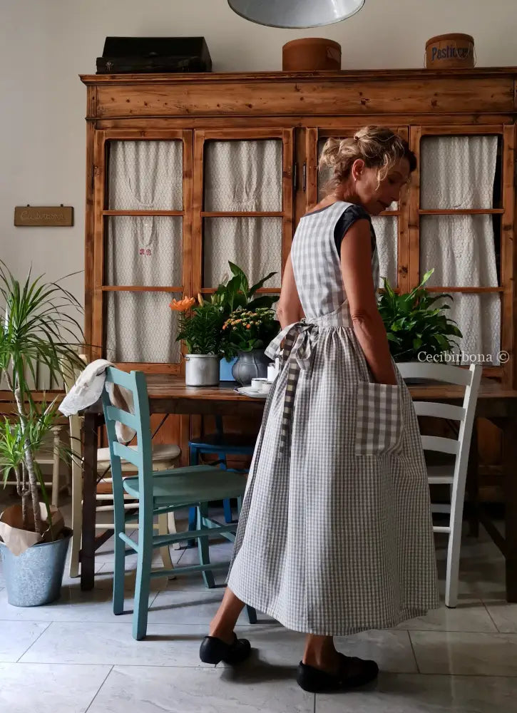 Grembiule per donna in cotone patchwork a quadri grigio chiaro e panna (Ref. 428) grembiule donna tessuti moderni