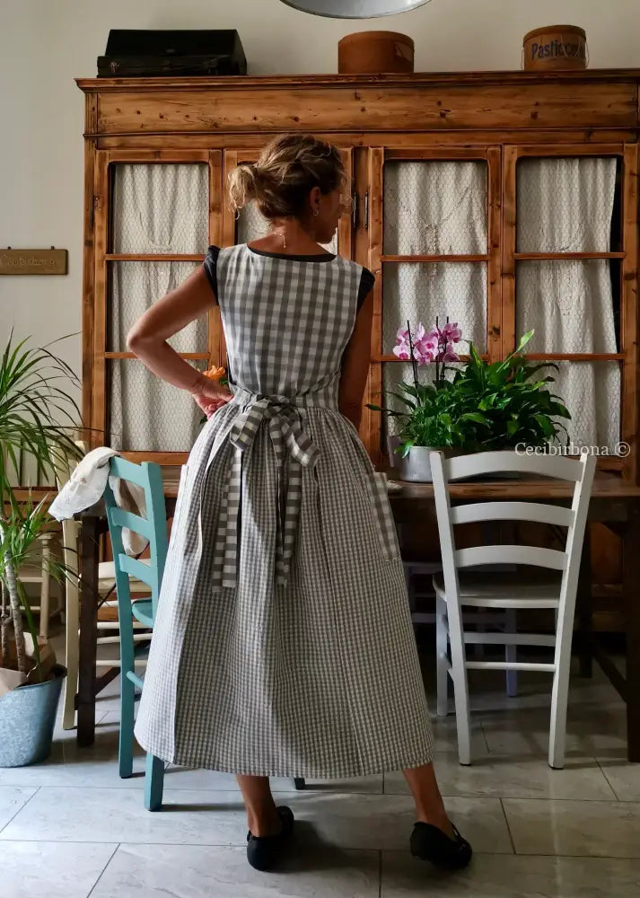 Grembiule per donna in cotone patchwork a quadri grigio chiaro e panna (Ref. 428) grembiule donna tessuti moderni