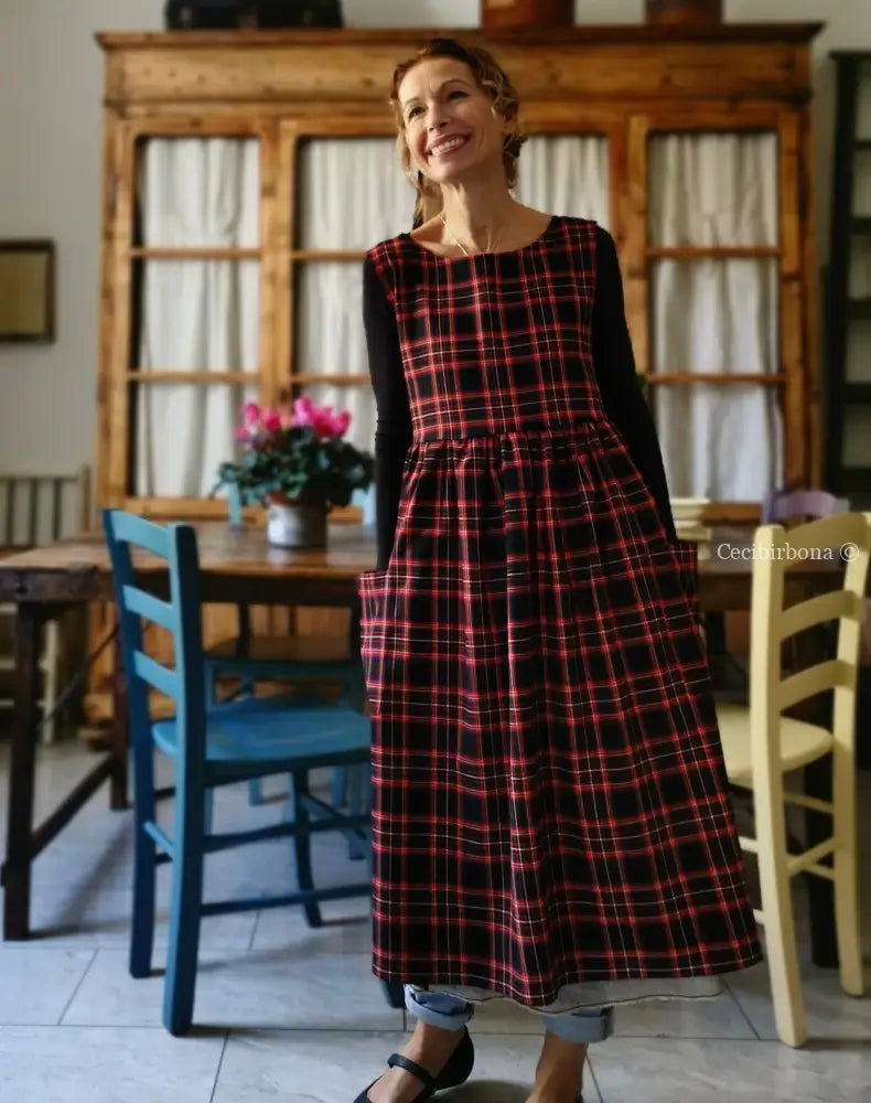 Grembiule per donna in tartan nero e rosso (Ref. 73) grembiule donna tessuti moderni