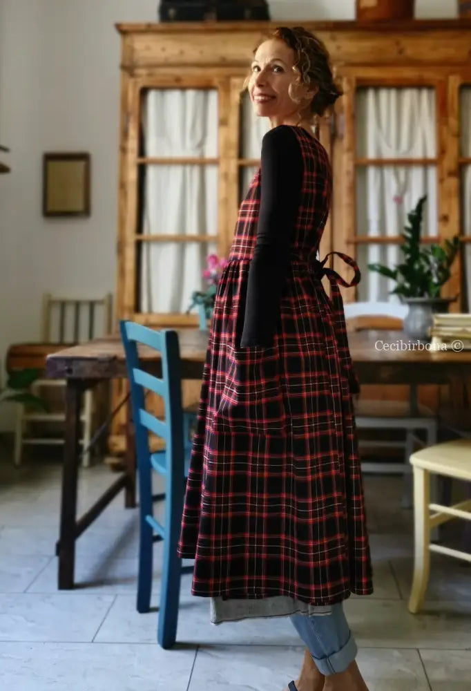 Grembiule per donna in tartan nero e rosso (Ref. 73) grembiule donna tessuti moderni