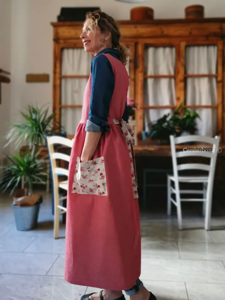 Grembiule rosso ciliegia con roselline (Ref. 391) grembiule donna tessuti moderni