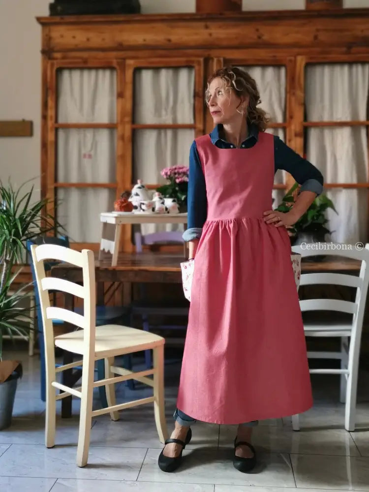 Grembiule rosso ciliegia con roselline (Ref. 391) grembiule donna tessuti moderni