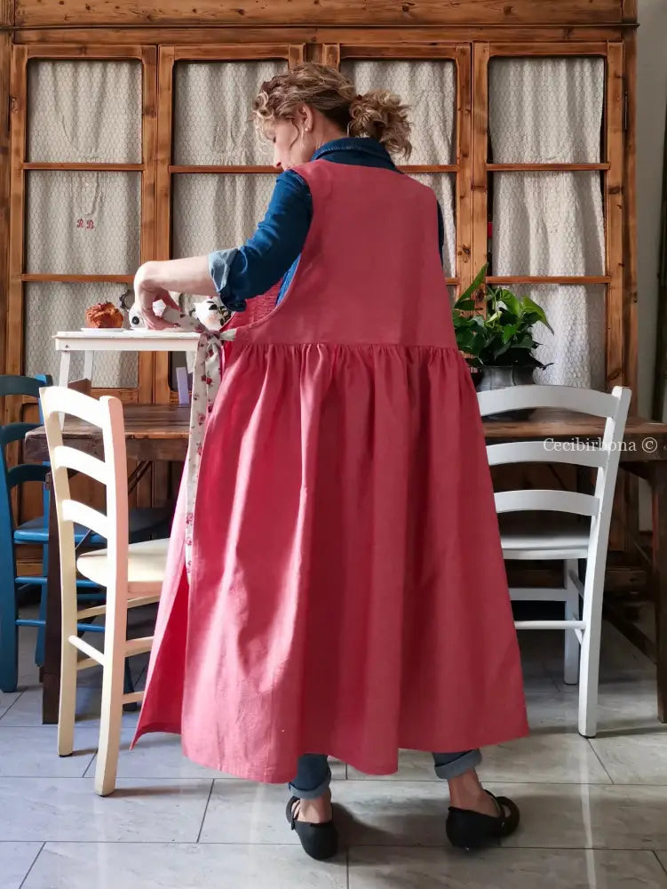 Grembiule rosso ciliegia con roselline (Ref. 391) grembiule donna tessuti moderni