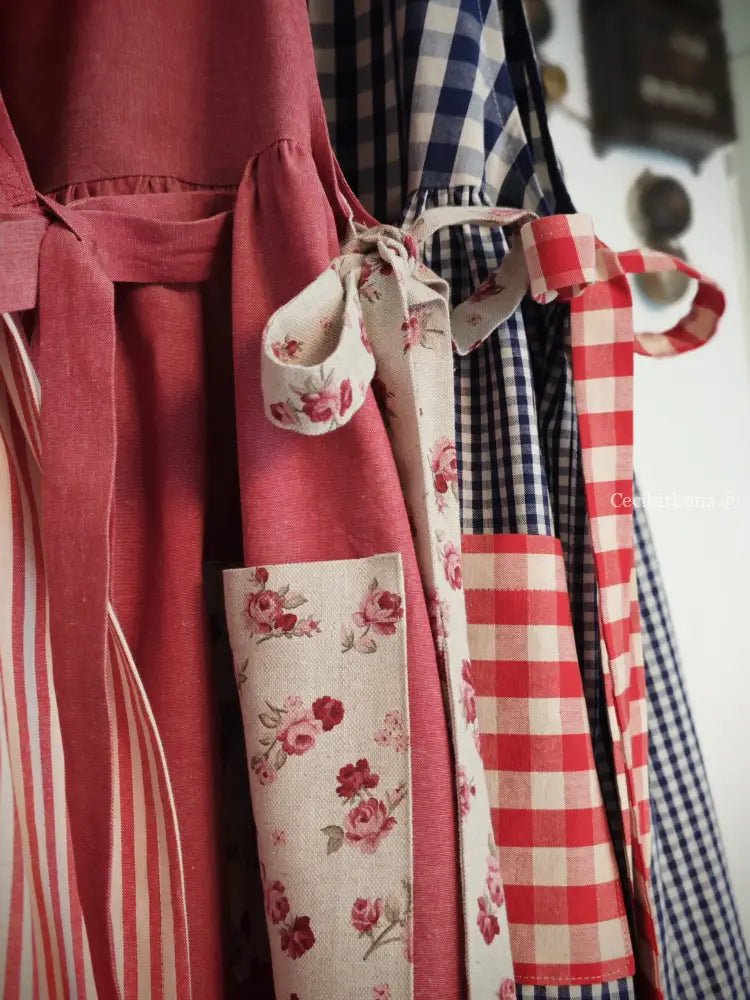 Grembiule rosso ciliegia con roselline (Ref. 391) grembiule donna tessuti moderni
