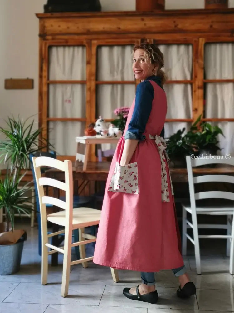 Grembiule rosso ciliegia con roselline (Ref. 391) grembiule donna tessuti moderni