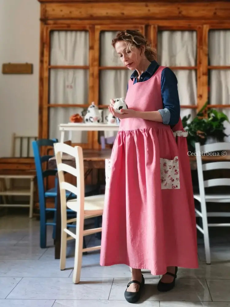 Grembiule rosso ciliegia con roselline (Ref. 391) grembiule donna tessuti moderni