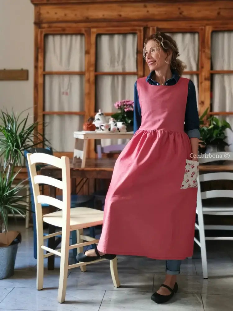 Grembiule rosso ciliegia con roselline (Ref. 391) grembiule donna tessuti moderni