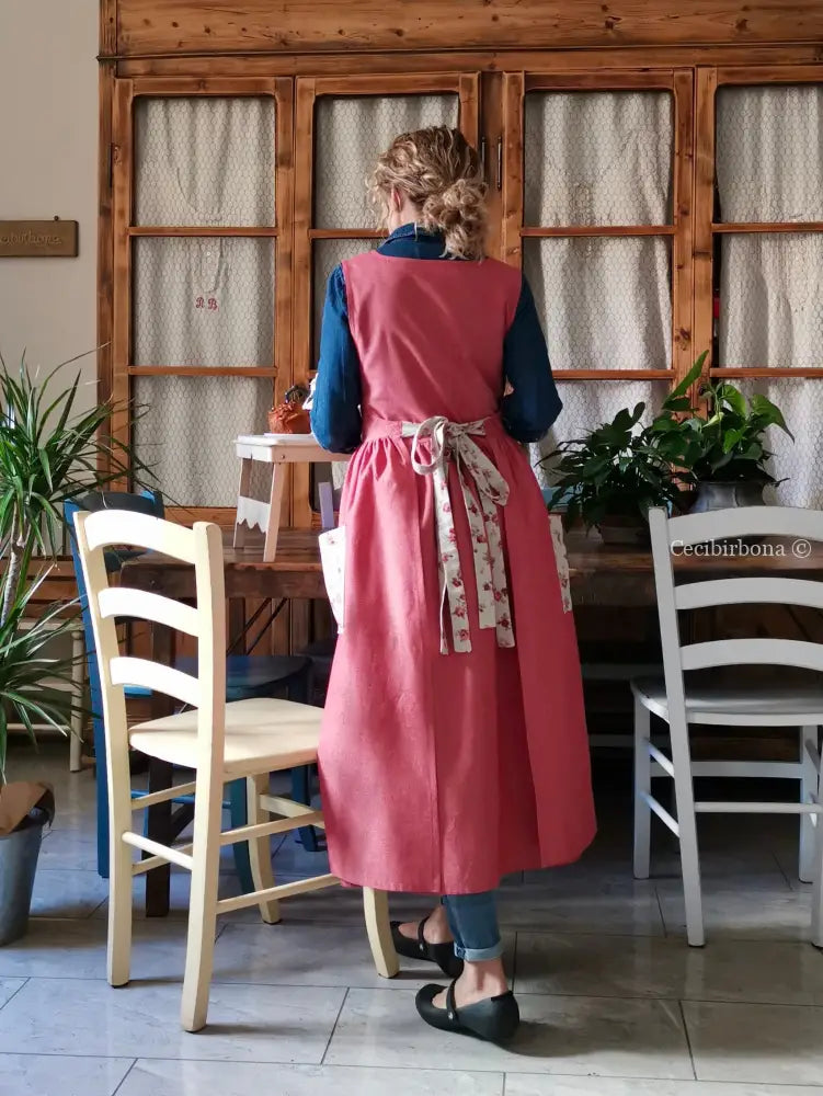 Grembiule rosso ciliegia con roselline (Ref. 391) grembiule donna tessuti moderni